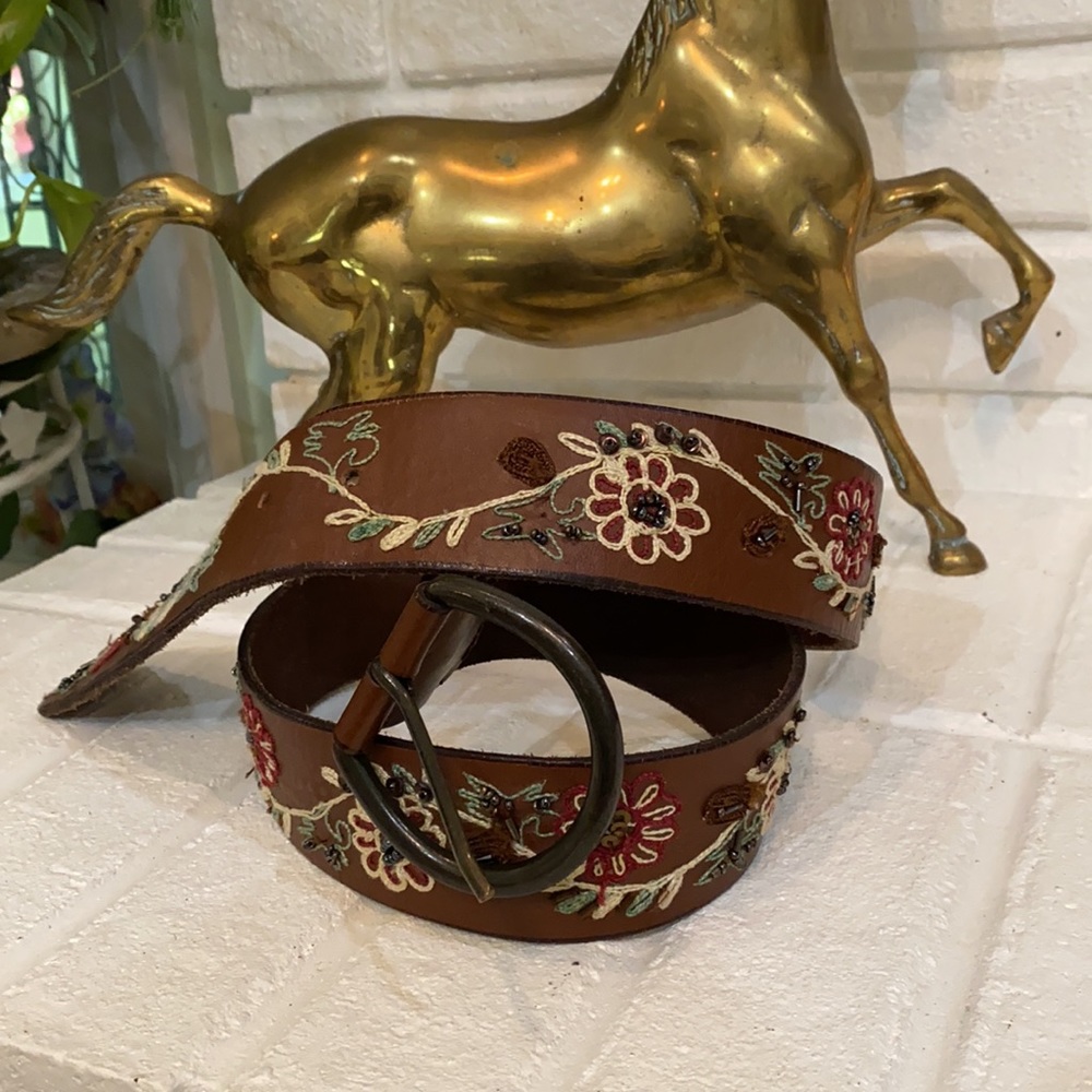 Embroidered leather Brown belt.